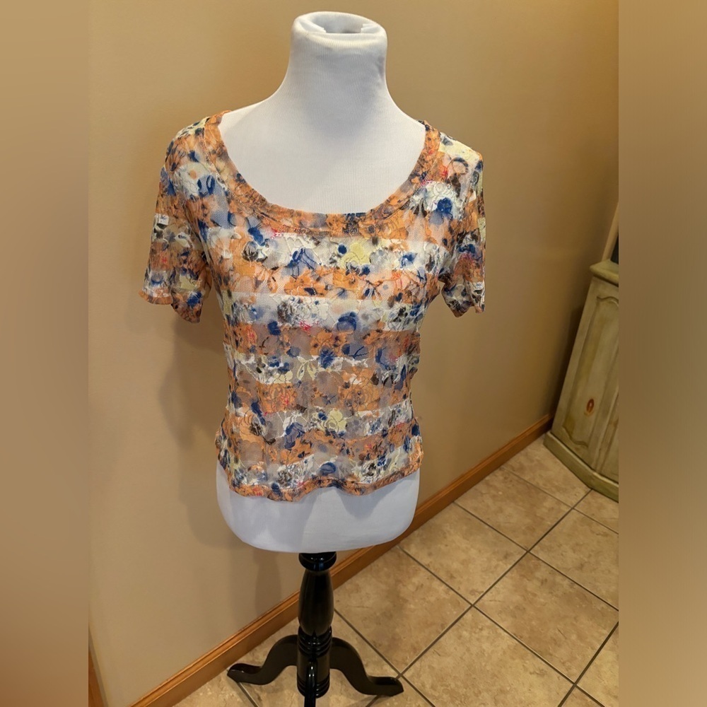 Liberty Love Women’s Short Sleeve Shirt Floral with a Lace Style Size Medium